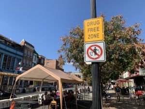 A sign that reads "Drug free zone" and another no littering sign.