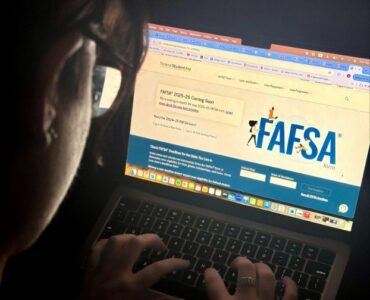 A student learns more about the 2025-2026 FAFSA application set to open Dec. 1. (Credit: Sofia Marcus)