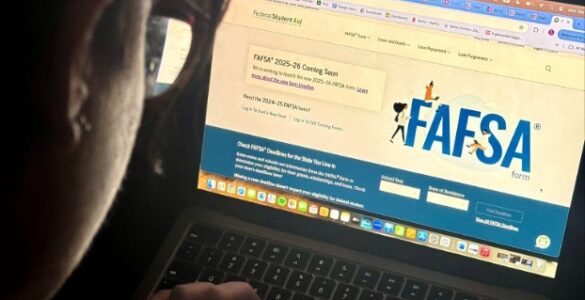 A student learns more about the 2025-2026 FAFSA application set to open Dec. 1. (Credit: Sofia Marcus)