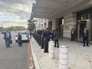 Line of citizens and Free DC protestors waiting to enter district Court. (Ellen Tannor)