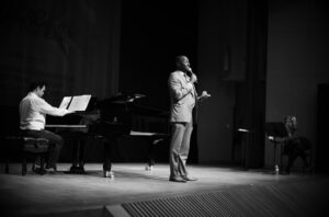 Terry Eberhardt expresses gratidue and opening remarks (photo: Antoine Sanfuentes)